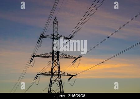 Strommasten bei Sonnenuntergang Vertrieb national Grid Ac dc