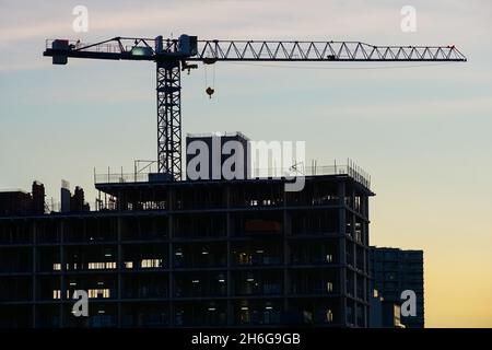 Baustelle eines Wohngebäudes bei Sonnenuntergang, London England Vereinigtes Königreich Großbritannien Stockfoto