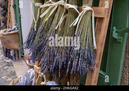 Trauben von aromatischen getrockneten Lavendel- oder Lavandin-Blumen zum Verkauf im Geschäft in der Provence, Frankreich Stockfoto