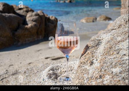 Sommerzeit in der Provence, Glas kalter Rosenwein am Sandstrand in der Nähe von Saint-Tropez an sonnigen Tagen, Var, Frankreich Stockfoto
