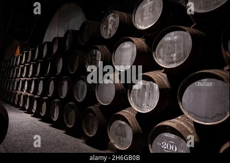 Alte porto Lodge mit Reihen von Eichenholzfässern für die langsame Reifung von befestigten Rubin oder Tawny porto Wein in Vila Nova de Gaia, nördlich von Portugal Stockfoto