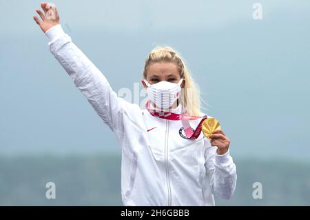 Oksanas Masters erhält die Goldmedaille auf dem Podium für das H5-Zeitfahren der Frauen bei den Paralympics 2020 in Tokio Stockfoto