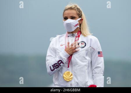 Oksanas Masters erhält die Goldmedaille auf dem Podium für das H5-Zeitfahren der Frauen bei den Paralympics 2020 in Tokio Stockfoto