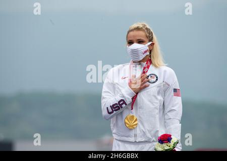 Oksanas Masters erhält die Goldmedaille auf dem Podium für das H5-Zeitfahren der Frauen bei den Paralympics 2020 in Tokio Stockfoto