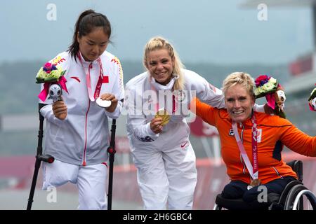 Oksanas Masters erhält die Goldmedaille auf dem Podium für das H5 Women’s Time Trial bei den Paralympics 2020 in Tokio mit der Silber- und Bronzemedaillengewinnerin. Stockfoto