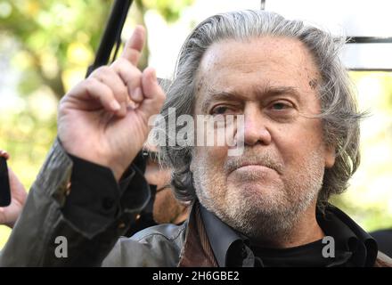 Washington, Usa. November 2021. Der ehemalige Berater des Weißen Hauses, Steve Bannon, nimmt an der Presse Teil, als er am Montag, den 15. November 2021, in Washington, DC. Bannon wurde wegen Missachtung des Kongresses angeklagt, weil er sich geweigert hatte, vor der kommission zu erscheinen, die den Angriff auf das US-Kapitol vom 6. Januar untersucht. Foto von Mike Theiler/UPI Credit: UPI/Alamy Live News Stockfoto