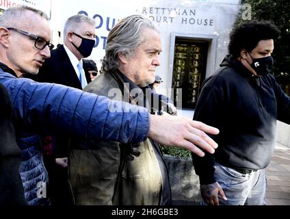 Washington, Usa. November 2021. Der ehemalige Berater des Weißen Hauses, Steve Bannon (C), wird von Hilfe- und Leibwächtern begleitet, als er am Montag, den 15. November 2021, in Washington, DC. Bannon wurde wegen Missachtung des Kongresses angeklagt, weil er sich geweigert hatte, vor der kommission zu erscheinen, die den Angriff auf das US-Kapitol vom 6. Januar untersucht. Foto von Mike Theiler/UPI Credit: UPI/Alamy Live News Stockfoto