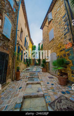 Eine schmale Gasse in der Altstadt von Grimund. Frankreich, Departement Var, Côte d‘Azur Stockfoto