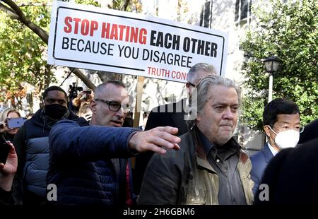 Washington, Usa. November 2021. Der ehemalige Berater des Weißen Hauses, Steve Bannon (R), wird von Hilfe begleitet, als er am Montag, den 15. November 2021, in Washington, DC. Bannon wurde wegen Missachtung des Kongresses angeklagt, weil er sich geweigert hatte, vor der kommission zu erscheinen, die den Angriff auf das US-Kapitol vom 6. Januar untersucht. Foto von Mike Theiler/UPI Credit: UPI/Alamy Live News Stockfoto