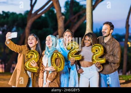 Frohes neues Jahr 2022 tun eine Zoom-Videokonferenz mit Weihnachtsdekoration. Multirassische Gruppe Stockfoto