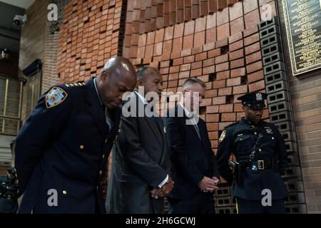 New York, USA. November 2021. Der Abteilungsleiter Rodney Harrison, der erste stellvertretende Kommissar Benjamin Tucker, der Polizeikommissar Dermot Shea beten, während Mons. Robert Romano am 15. November 2021 während der Gedenkfeier auf einem Polizeiplatz in New York die Segnung abgibt. Die Namen von 28 Mitgliedern der NYPD wurden der Gedenkmauer hinzugefügt, nachdem sie an 911 ähnlichen Tragödienlichkeiten gestorben waren. (Foto von Lev Radin/Sipa USA) Quelle: SIPA USA/Alamy Live News Stockfoto