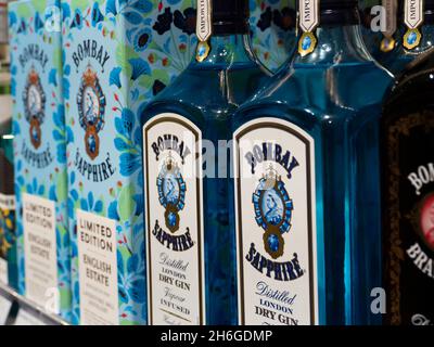 Bombay Saphire Gin im Regal eines Duty Free-Shops am internationalen Flughafen Boryspil zu sehen. Stockfoto