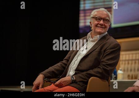 San Sebastian, Spanien. November 2021. Alain Ducasse lächelt während des Gastronomika 2021, des Kochkongresses im Kursaal in San Sebastian.der internationale Gastronomika Kongress 2021 ist nach der Pause für Covid-19 wieder da. Köche aus aller Welt werden in den nächsten Tagen im Auditorium des Kursaals in San Sebastian ihre neuen Rezepte präsentieren. Die diesjährige Veranstaltung ist eine Hommage an die französische Küche und den französischen Küchenchef Alain Ducasse. (Foto von Javi Julio/SOPA Images/Sipa USA) Quelle: SIPA USA/Alamy Live News Stockfoto