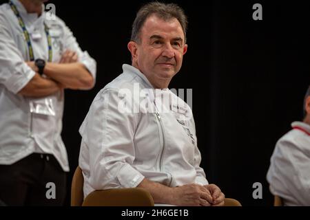 San Sebastian, Spanien. November 2021. Der baskische Koch Martin Berasategi, der während des Gastronomika 2021, des Kochkongresses im Kursaal in San Sebastian, gesehen wurde.der internationale Gastronomika Kongress 2021 ist nach der Pause für Covid-19 wieder da. Köche aus aller Welt werden in den nächsten Tagen im Auditorium des Kursaals in San Sebastian ihre neuen Rezepte präsentieren. Die diesjährige Veranstaltung ist eine Hommage an die französische Küche und den französischen Küchenchef Alain Ducasse. (Foto von Javi Julio/SOPA Images/Sipa USA) Quelle: SIPA USA/Alamy Live News Stockfoto