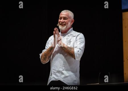 San Sebastian, Spanien. November 2021. Der brasilianische Küchenchef Alex Atala präsentiert dem Publikum seine neuen Rezepte während des Gastronomika 2021, dem Kochkongress im Kursaal in San Sebastian.der internationale Gastronomika Kongress 2021 ist nach der Pause für Covid-19 wieder da. Köche aus aller Welt werden in den nächsten Tagen im Auditorium des Kursaals in San Sebastian ihre neuen Rezepte präsentieren. Die diesjährige Veranstaltung ist eine Hommage an die französische Küche und den französischen Küchenchef Alain Ducasse. (Foto von Javi Julio/SOPA Images/Sipa USA) Quelle: SIPA USA/Alamy Live News Stockfoto