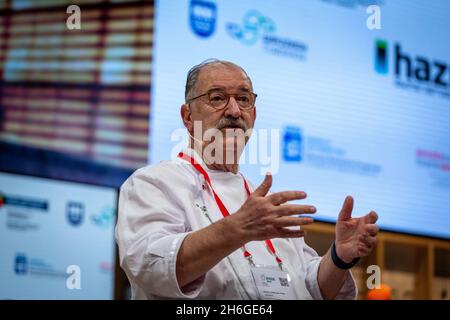 San Sebastian, Spanien. November 2021. Der baskische Küchenchef Pedro Subijana spricht zum Publikum auf der Gastronomika 2021, einem Kochkongress in San Sebastian, Spanien.der internationale Gastronomika Kongress 2021 ist nach der Pause für Covid-19 wieder da. Köche aus aller Welt werden in den nächsten Tagen im Auditorium des Kursaals in San Sebastian ihre neuen Rezepte präsentieren. Die diesjährige Veranstaltung ist eine Hommage an die französische Küche und den französischen Küchenchef Alain Ducasse. (Foto von Javi Julio/SOPA Images/Sipa USA) Quelle: SIPA USA/Alamy Live News Stockfoto