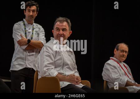 San Sebastian, Spanien. November 2021. Der baskische Koch Martin Berasategi, der mit 2 Michelin-Sternen ausgezeichnet wurde, wurde während des Gastronomika 2021, des Kochkongresses im Kursaal in San Sebastian, gesehen.der internationale Gastronomika Kongress 2021 ist nach der Pause für Covid-19 wieder da. Köche aus aller Welt werden in den nächsten Tagen im Auditorium des Kursaals in San Sebastian ihre neuen Rezepte präsentieren. Die diesjährige Veranstaltung ist eine Hommage an die französische Küche und den französischen Küchenchef Alain Ducasse. (Foto von Javi Julio/SOPA Images/Sipa USA) Quelle: SIPA USA/Alamy Live News Stockfoto