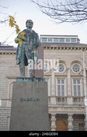 William Dargan Statue vor der National Gallery of Ireland in Dublin Stockfoto