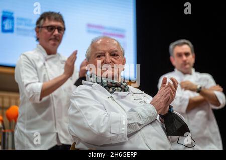 San Sebastian, Spanien. November 2021. Der baskische Koch Juan Mari Arzak wurde mit 2 Michelin-Sternen während des Gastronomika 2021, des Kochkongresses im Kursaal in San Sebastian, gesehen.der internationale Gastronomika Kongress 2021 ist nach der Pause für Covid-19 wieder da. Köche aus aller Welt werden in den nächsten Tagen im Auditorium des Kursaals in San Sebastian ihre neuen Rezepte präsentieren. Die diesjährige Veranstaltung ist eine Hommage an die französische Küche und den französischen Küchenchef Alain Ducasse. Kredit: SOPA Images Limited/Alamy Live Nachrichten Stockfoto