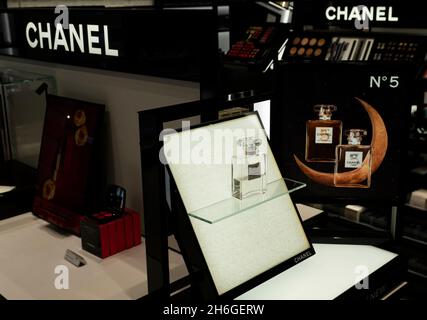 Kiew, Ukraine. November 2021. Chanel-Parfums, die im Regal eines Duty Free-Shops am internationalen Flughafen von Boryspil zu sehen sind. (Foto von Igor Golovniov/SOPA Images/Sipa USA) Quelle: SIPA USA/Alamy Live News Stockfoto