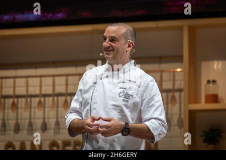 San Sebastian, Spanien. November 2021. Der französisch-katalanische Koch Romain Fornell präsentiert dem Publikum seine neuen Rezepte während des Gastronomika 2021, dem Kochkongress im Kursaal in San Sebastian.der internationale Gastronomika Kongress 2021 ist nach der Pause für Covid-19 wieder da. Köche aus aller Welt werden in den nächsten Tagen im Auditorium des Kursaals in San Sebastian ihre neuen Rezepte präsentieren. Die diesjährige Veranstaltung ist eine Hommage an die französische Küche und den französischen Küchenchef Alain Ducasse. Kredit: SOPA Images Limited/Alamy Live Nachrichten Stockfoto