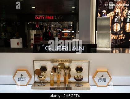 Kiew, Ukraine. November 2021. Guerlain-Parfums, die auf dem Regal eines Duty Free-Shops am internationalen Flughafen von Boryspil zu sehen sind. (Foto von Igor Golovniov/SOPA Images/Sipa USA) Quelle: SIPA USA/Alamy Live News Stockfoto