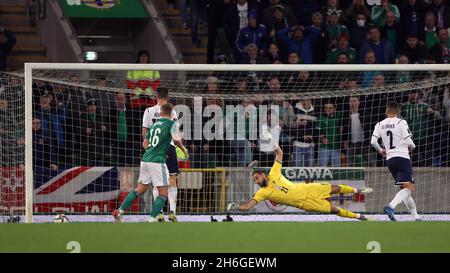 Der italienische Torwart Gianluigi Donnarumma sieht während des FIFA-WM-Qualifying-Spiels im Windsor Park, Belfast, wie ein Schuss weit geht. Bilddatum: Montag, 15. November 2021. Stockfoto