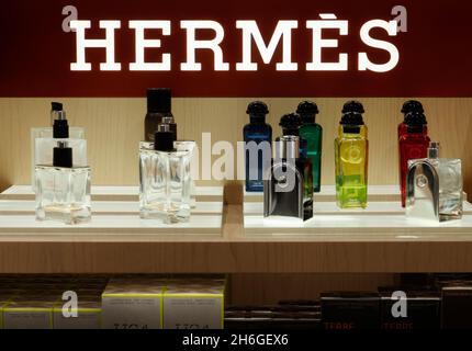 Kiew, Ukraine. November 2021. Hermes Parfums, die auf dem Regal eines Duty Free-Shops am internationalen Flughafen von Boryspil zu sehen sind. (Foto von Igor Golovniov/SOPA Images/Sipa USA) Quelle: SIPA USA/Alamy Live News Stockfoto