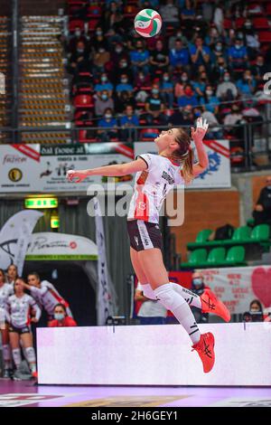 Cuneo, Italien. November 2021. Squarcini Federica (Bosca Cuneo) während der Bosca S.Bernardo Cuneo gegen Imoco Volley Conegliano, Volleyball Italienische Serie A1 Frauenspiel in Cuneo, Italien, November 14 2021 Quelle: Independent Photo Agency/Alamy Live News Stockfoto