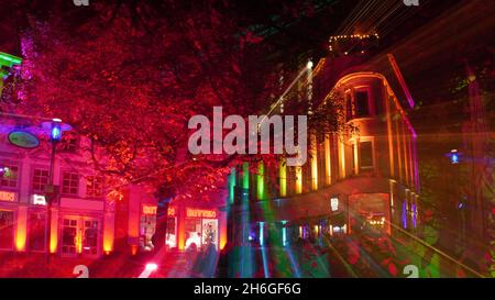 Bunt beleuchtetes Haus mit abstrakten Lichtern Stockfoto