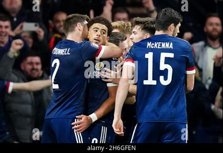 Der schottische Che Adams (zweiter links) feiert das zweite Tor seiner Spielmannschaft während des FIFA-WM-Qualifikationsspiels im Hampden Park, Glasgow. Bilddatum: Montag, 15. November 2021. Stockfoto