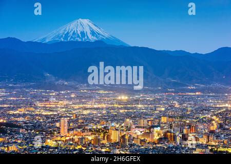 Kofu, Japan Skyline mit Mt. Fuji in der Abenddämmerung. Stockfoto