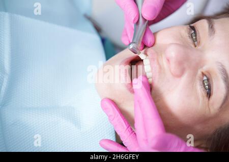 Nahaufnahme einer reifen Frau, bei der ihre Zähne professionell von ihrem Zahnarzt gereinigt wurden Stockfoto