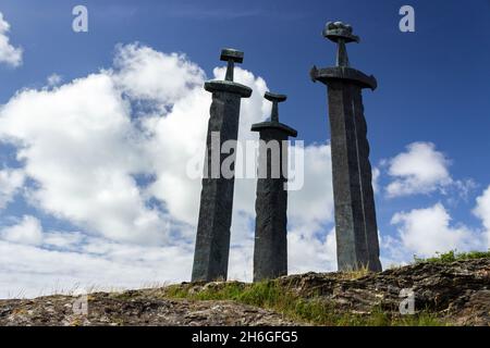 Stavanger, Norwegen: Denkmal Sverd i fjell (Schwerter im Felsen), Mollebukta, zur Erinnerung an die Schlacht am Hafrsfjord (872). Erstellt von Fritz Roed Stockfoto