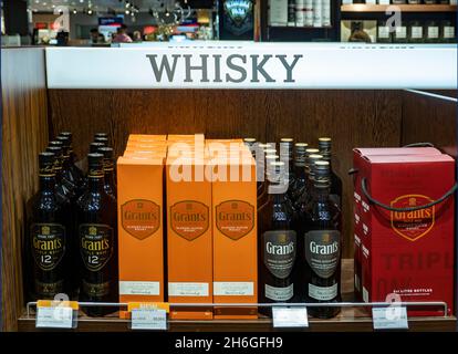 Kiew, Ukraine. November 2021. Gewährt Whisky, der im Regal eines Duty Free-Shops am internationalen Flughafen von Boryspil zu sehen ist. (Bild: © Igor Golovniov/SOPA Images via ZUMA Press Wire) Stockfoto