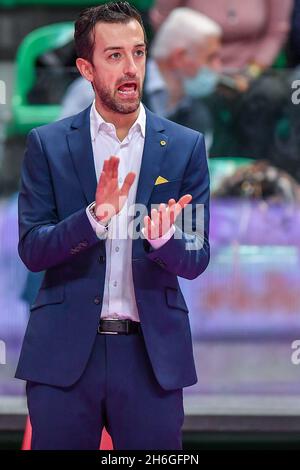 Cuneo, Italien. November 2021. Daniele Santarelli (Imoco Conegliano), Cheftrainer während der Bosca S.Bernardo Cuneo gegen Imoco Volley Conegliano, Volleyball Italienische Serie A1 Frauenspiel in Cuneo, Italien, November 14 2021 Quelle: Independent Photo Agency/Alamy Live News Stockfoto