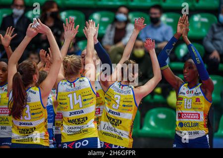 Cuneo, Italien. November 2021. Team Imoco Conegliano, während Bosca S.Bernardo Cuneo gegen Imoco Volley Conegliano, Volleyball Italienische Serie A1 Frauenspiel in Cuneo, Italien, November 14 2021 Quelle: Independent Photo Agency/Alamy Live News Stockfoto