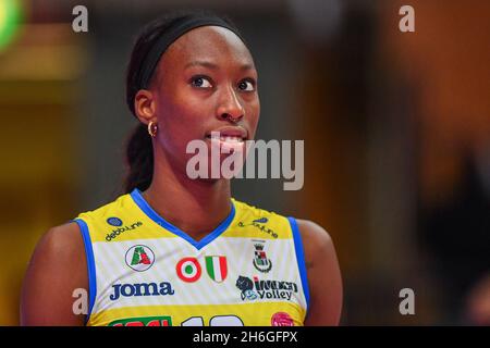 Cuneo, Italien. November 2021. Paola Egonu (imoco Conegliano) während der Bosca S.Bernardo Cuneo gegen Imoco Volley Conegliano, Volleyball Italienische Serie A1 Frauenspiel in Cuneo, Italien, November 14 2021 Quelle: Independent Photo Agency/Alamy Live News Stockfoto