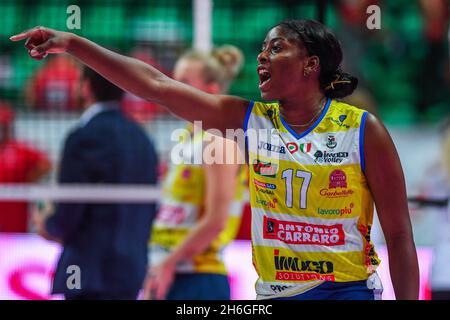 Cuneo, Italien. November 2021. Miriam Sylla (Imoco Conegliano) während der Bosca S.Bernardo Cuneo gegen Imoco Volley Conegliano, Volleyball Italienische Serie A1 Frauenspiel in Cuneo, Italien, November 14 2021 Quelle: Independent Photo Agency/Alamy Live News Stockfoto