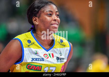 Cuneo, Italien. November 2021. Miriam Sylla (Imoco Conegliano) während der Bosca S.Bernardo Cuneo gegen Imoco Volley Conegliano, Volleyball Italienische Serie A1 Frauenspiel in Cuneo, Italien, November 14 2021 Quelle: Independent Photo Agency/Alamy Live News Stockfoto