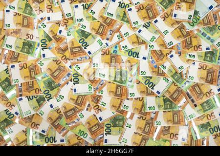 Euro-Banknoten, 50, 100 in großer Größe, ideal als Hintergrund. Stockfoto