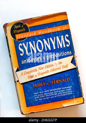 Eine Ausgabe von Funk & Wagnalls „Standard Handbook of Synonyms, Antonyms and Prepositions“ aus dem Jahr 1947, von James C. Fernald mit Verdienst der Funk & Wagnalls Redaktion, gesehen am Dienstag, den 3. November 2021. (© Richard B. Levine) Stockfoto