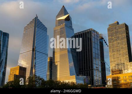 10 Hudson Yards, links, 30 Hudson Yards, Mitte rechts, und andere Hudson Yards Entwicklung in New York am Sonntag, 31. Oktober 2021. (© Richard B. Levine) Stockfoto