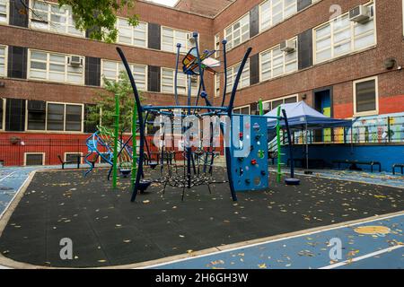 Der leere Spielplatz von PS33 im New Yorker Stadtteil Chelsea am Dienstag, den 26. Oktober 2021. (© Richard B. Levine) Stockfoto