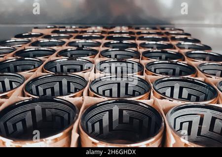 Viele Klarglas-Becher. Herstellung von Glaswaren. Leere Gläser mit dekorativen Rändern im Werk. Verkauf von Geschirr im Laden. Stockfoto