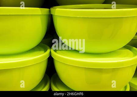 Grüne Kunststoffschalen aus recycelbaren, nachhaltigen Materialien. Verkauf von umweltfreundlichem Geschirr. Stockfoto