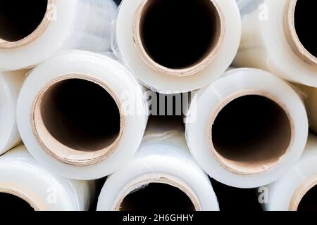 Rollen mit Versandfolie im Lager. Verpackungsmaterial. Stockfoto