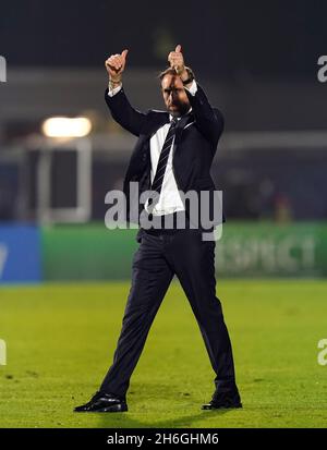 Der englische Manager Gareth Southgate begrüßt die Fans nach dem letzten Pfiff während des FIFA-WM-Qualifikationsspiel im San Marino Stadium, Serravalle. Bilddatum: Montag, 15. November 2021. Stockfoto