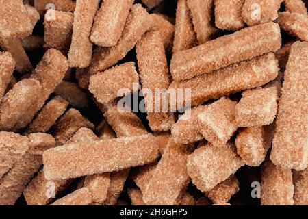 Nahaufnahme von Hundefutter. Trockenes Tierfutter. Knusprige Sticks für Welpen. Stockfoto
