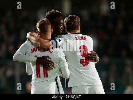 Emile Smith Rowe aus England feiert mit Harry Kane (C) aus England und Tammy Abraham aus England während der FIFA Fußball-Weltmeisterschaft 2022 das Qualifikationsspiel der Gruppe I zwischen San Marino und England am 15. November 2021 im Stadio Olimpico de Serravalle in Serravalle, San Marino - Foto Nderim Kaceli / DPPI Stockfoto